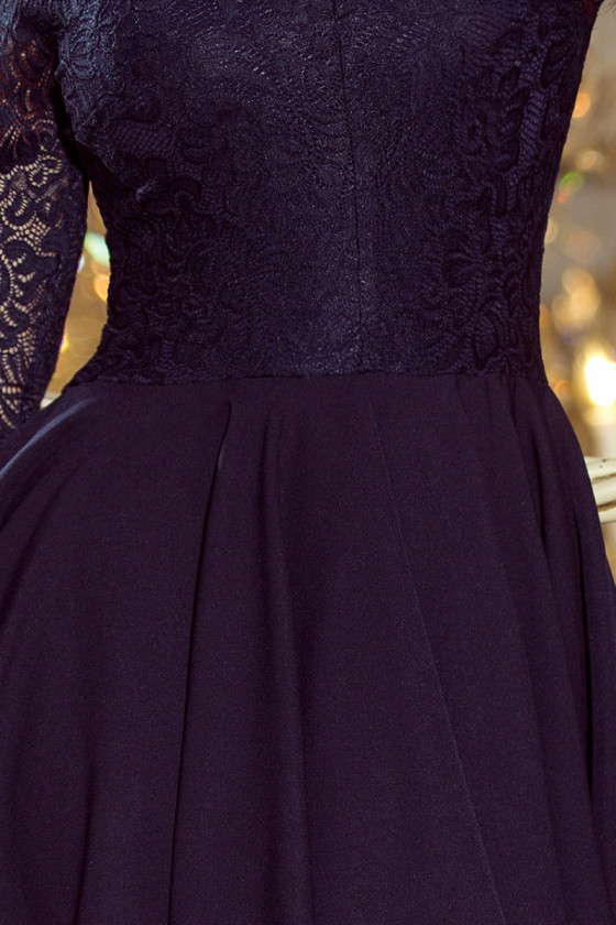 Tmavomodré šaty s čipkovanými rukávmi a asymetrickou sukňou
