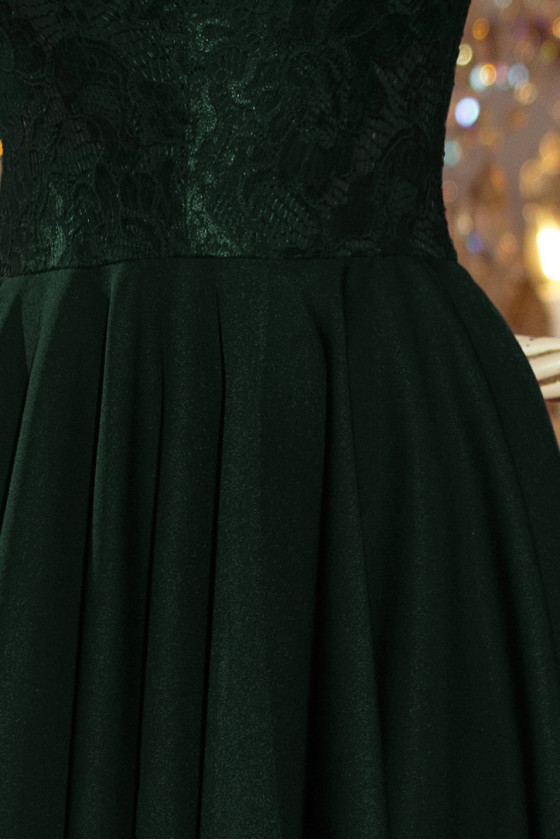 Tmavozelené šaty s čipkovanými rukávmi a asymetrickou sukňou