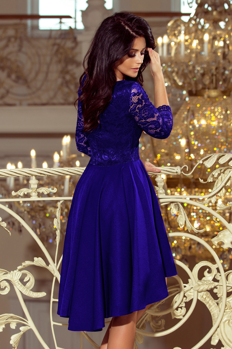 Výrazné modré šaty s čipkovanými rukávmi a asymetrickou sukňou