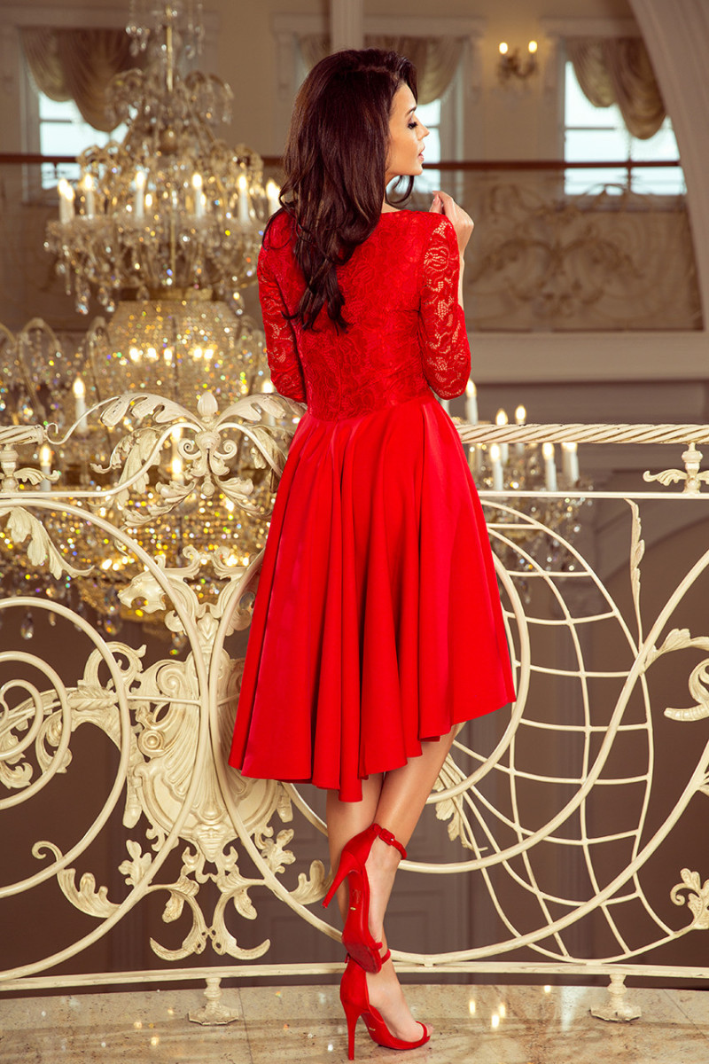 Výrazné červené šaty s čipkovanými rukávmi a asymetrickou sukňou