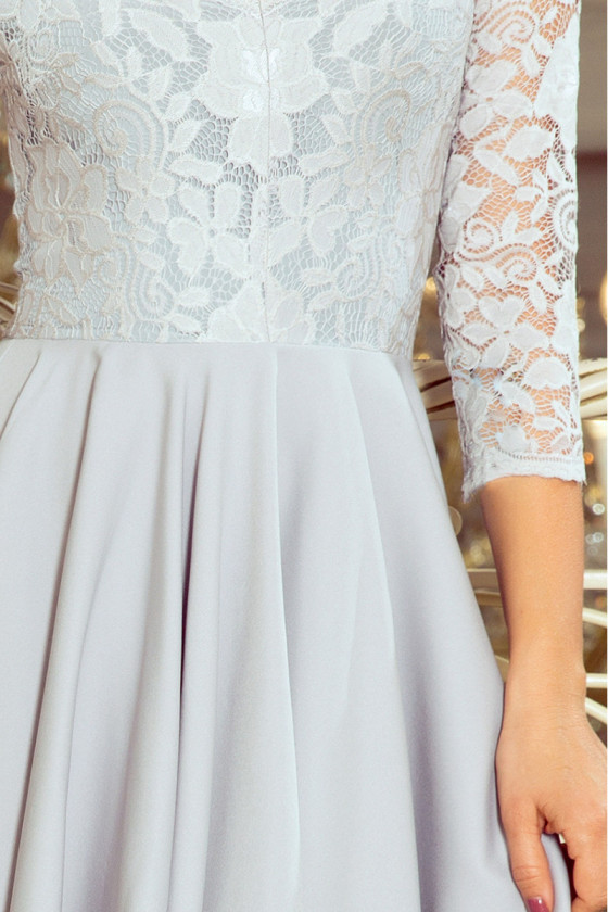 Sivé šaty s čipkovanými rukávmi a asymetrickou sukňou