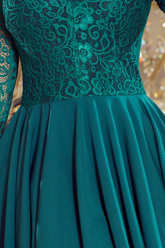 Smaragdové šaty s čipkovanými rukávmi a asymetrickou sukňou