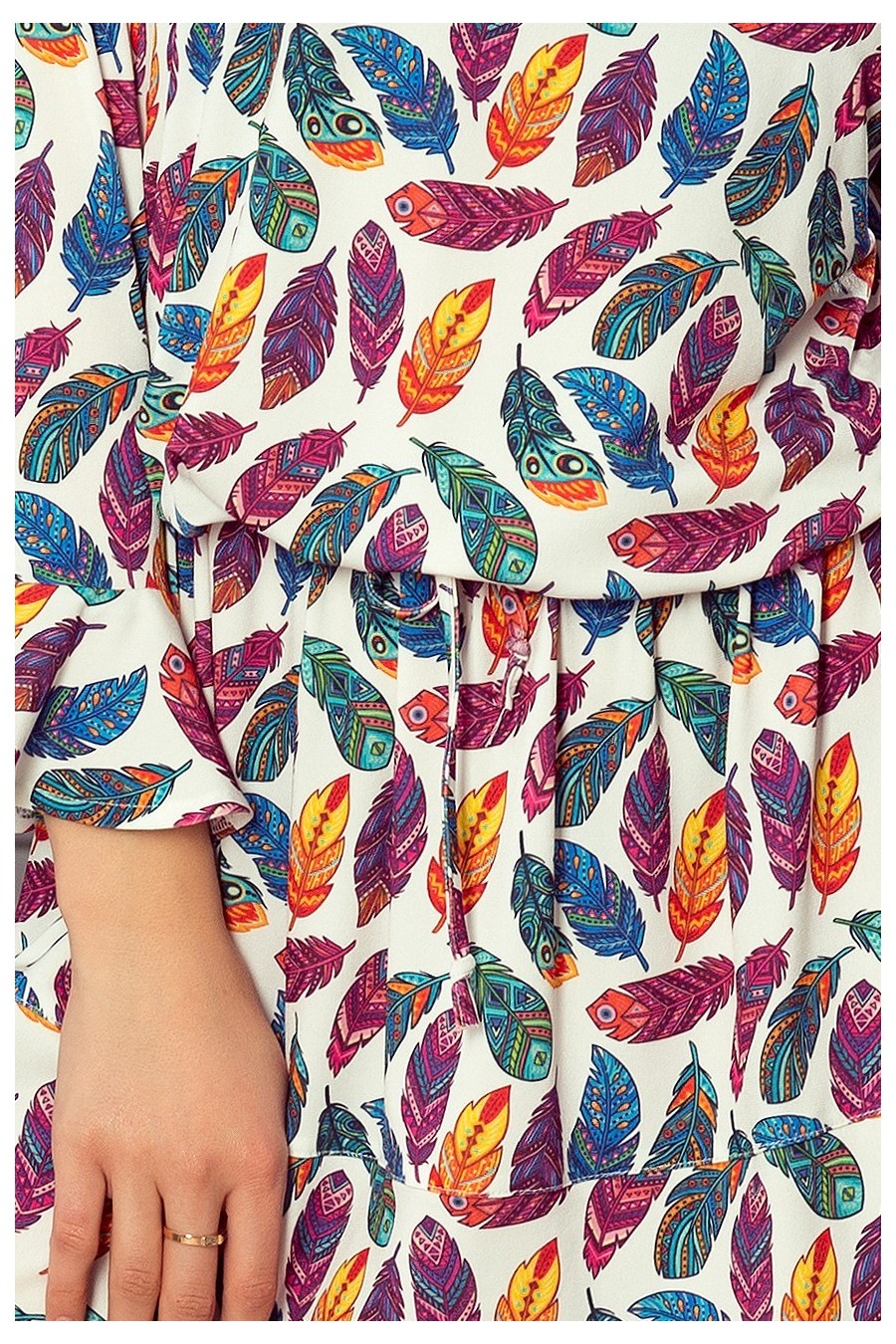 198-2 JULIE Šaty s volánky na rukávech - barevné peří