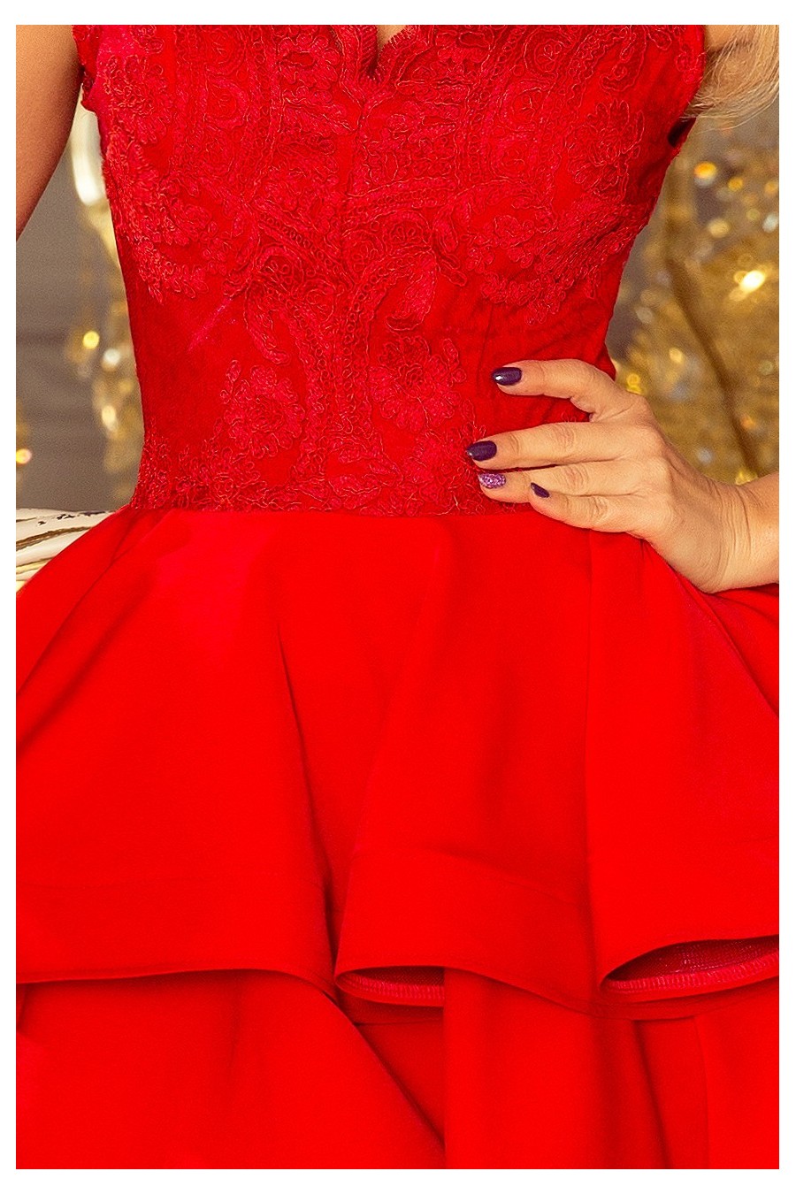 200-4 CHARLOTTE - Exkluzivní šaty s krajkou výstřihem - červená