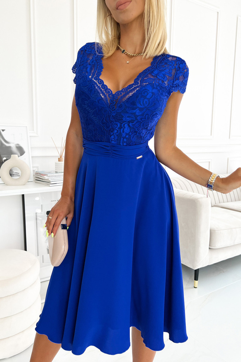 Kráľovsky modré šaty s čipkovaným živôtikom