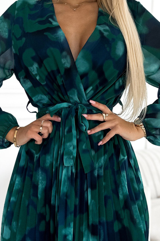 Krátke šaty so zeleným abstraktným vzorom a plisovanou sukňou