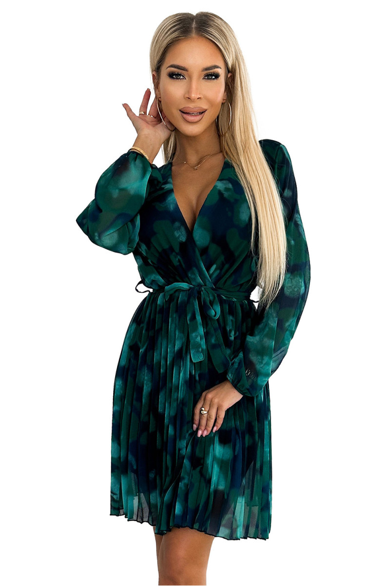 Krátke šaty so zeleným abstraktným vzorom a plisovanou sukňou
