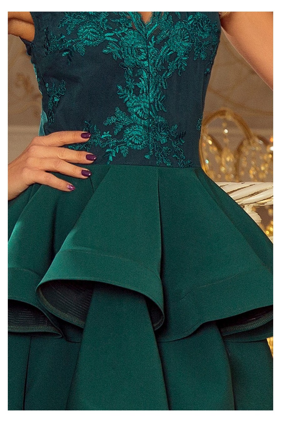 200-6 CHARLOTTE - Exkluzivní šaty s krajkou výstřihem - zelené