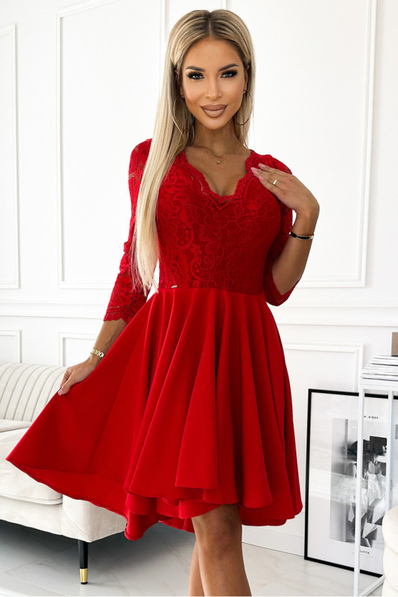 Červené šaty s čipkovanými rukávmi a asymetrickou sukňou