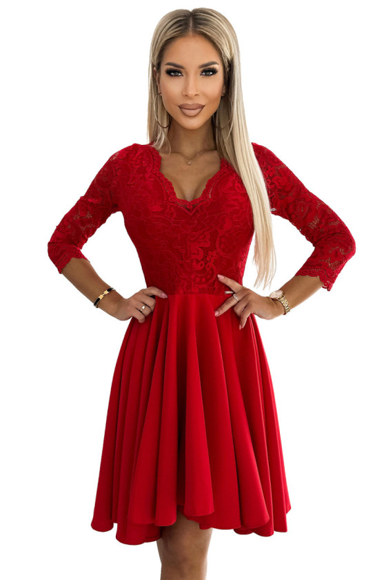 Červené šaty s čipkovanými rukávmi a asymetrickou sukňou