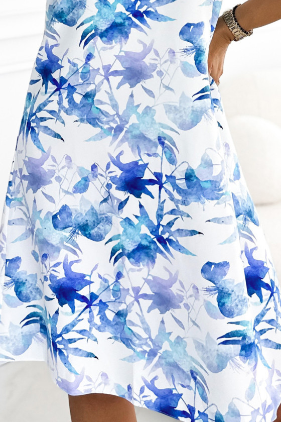 Krátke biele šaty s modrým kvetinovým vzorom
