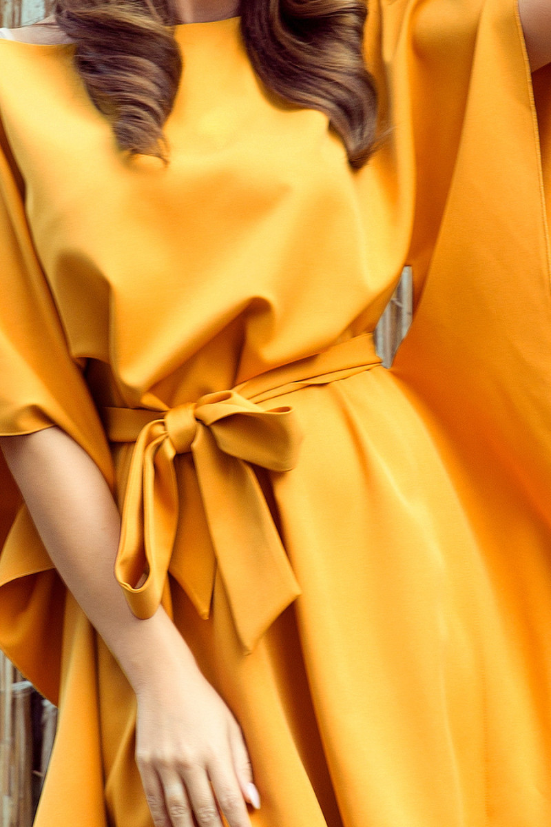 Žlté krátke šaty s motýlími rukávmi