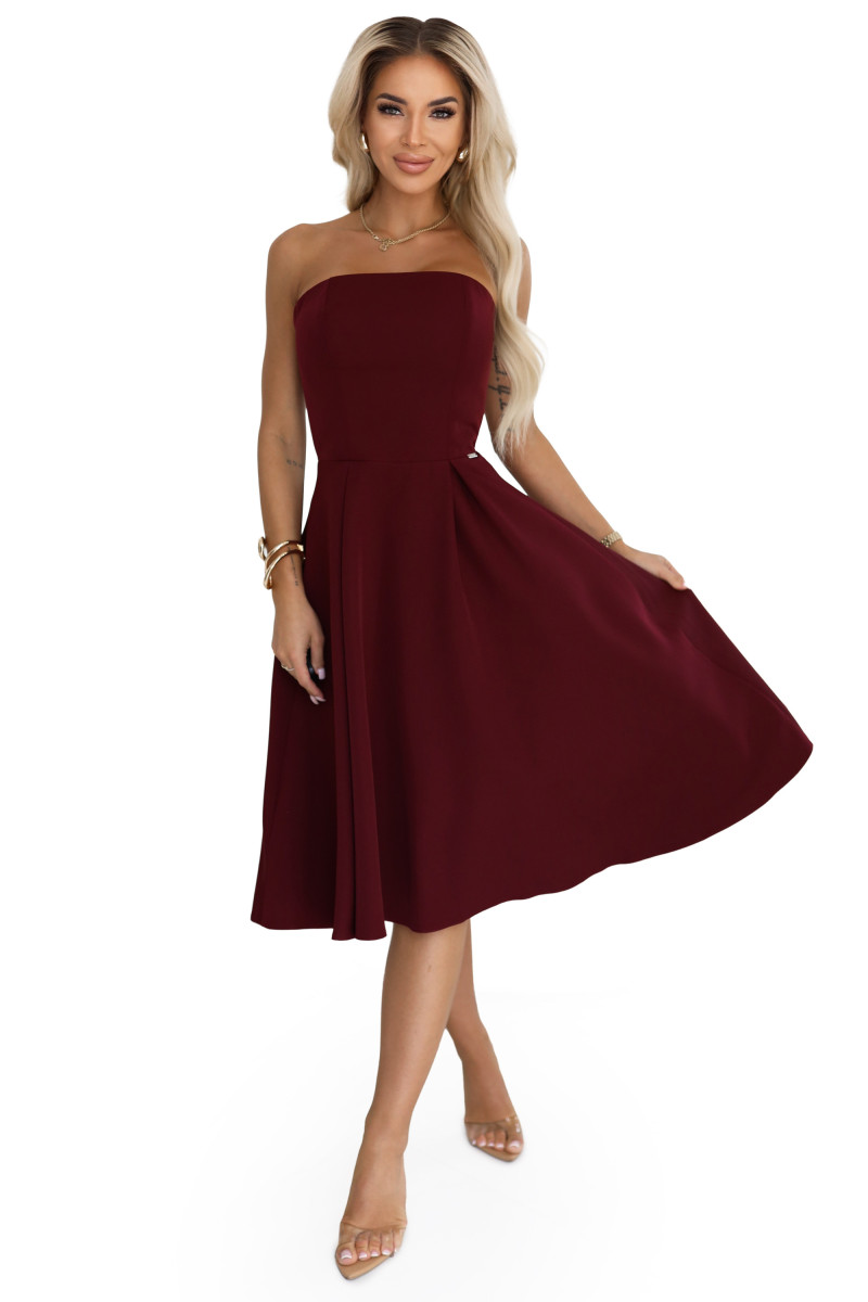 Bordové kokteilové šaty bez ramienok s áčkovou sukňou