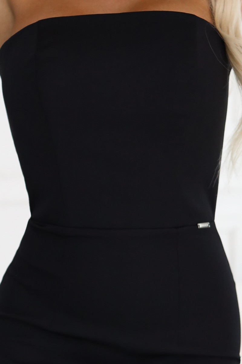 Krátke čierne priliehavé šaty bez ramienok
