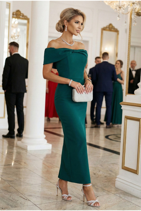 Smaragdové šaty s odhalenými ramenami