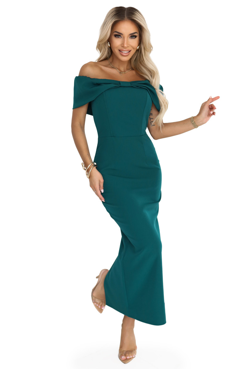Smaragdové šaty s odhalenými ramenami