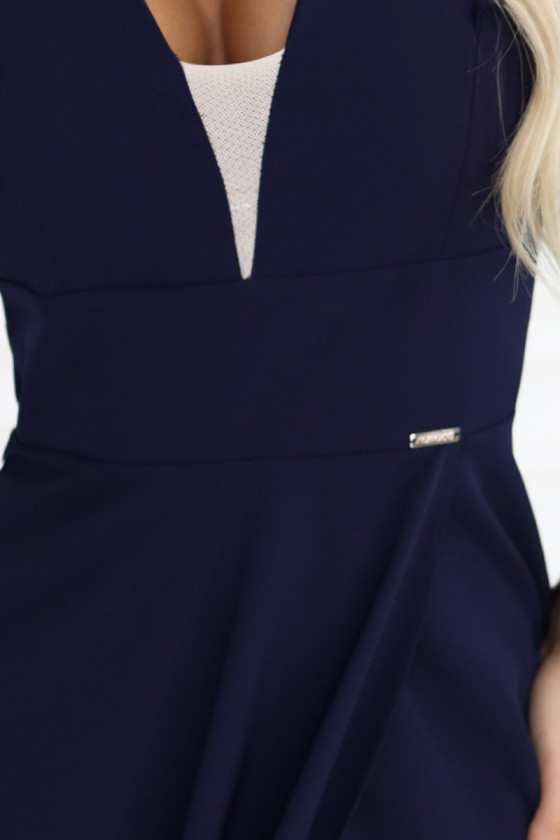 Dlhé tmavomodré šaty s volánikovými rukávmi