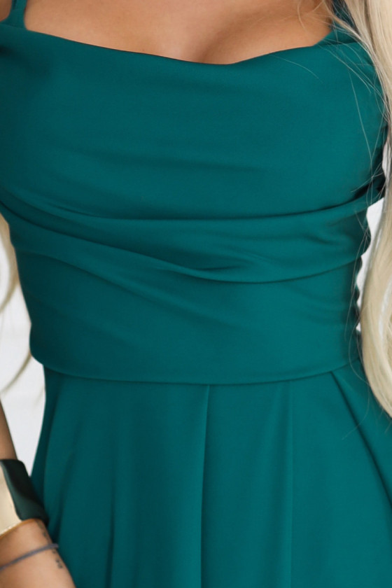Smaragdové šaty s viazaním na chrbte