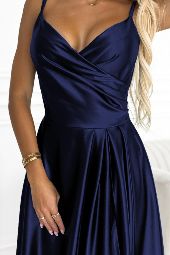Tmavo modré saténové večerné šaty s rozparkom