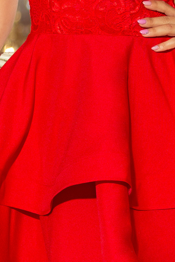 Červené krátke šaty s nariasenou sukňou