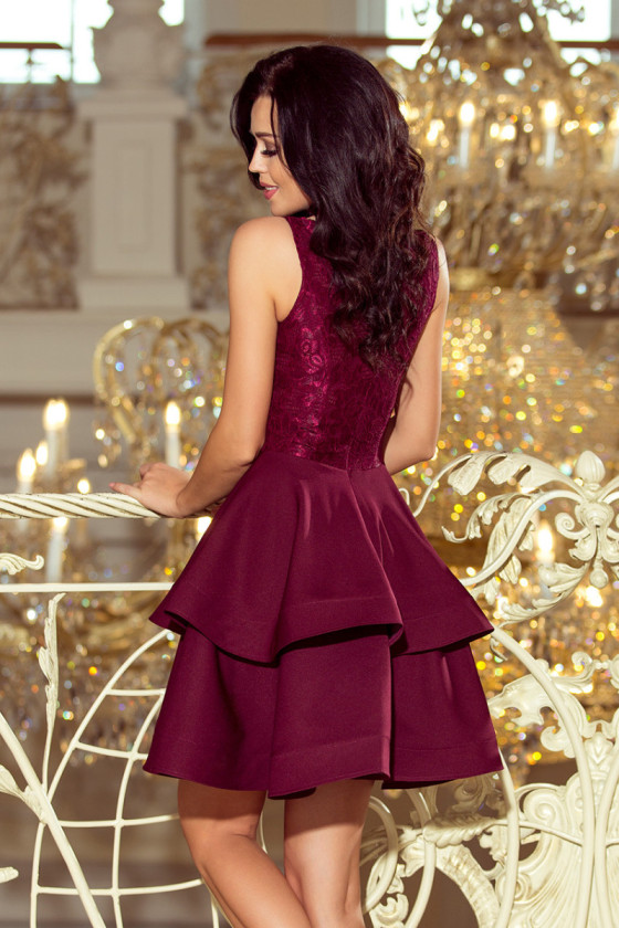 Vínové krátke šaty s nariasenou sukňou